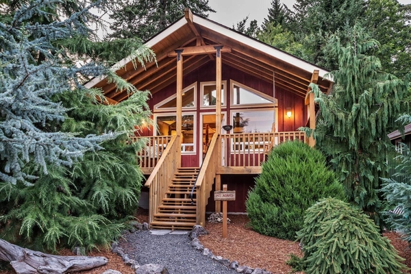 Log cabin at Carson Ridge Luxury Cabins, Washington